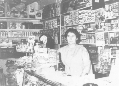 1002063 Afbeelding van Betje Lieshout in de kruidenierswinkel van haar familie aan de Lekstraat te Vreeswijk.